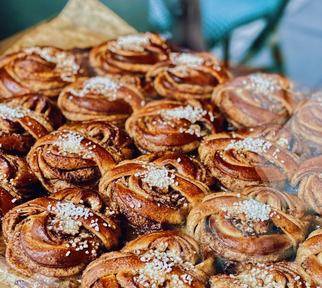 Плетёные булочки с корицей и кардамоном, посыпанные сахаром